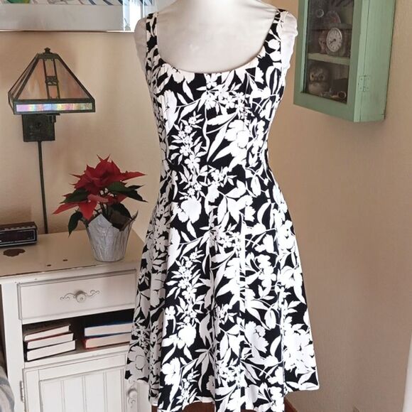R & M Richards Dresses & Skirts - R & M Richards Black and White Dress